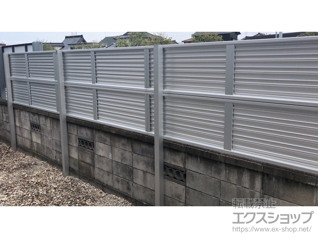 富山県富山市ののフェンス・柵 ミエーネフェンス 目隠しルーバータイプ 3段支柱 自立建て用（パネル2段） 施工例