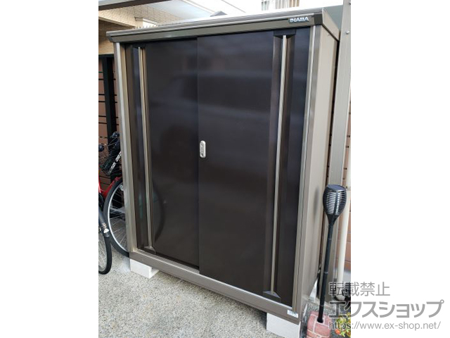 東京都大田区のの物置・屋外倉庫 ナイソーシスター　1320×580×1603（KMW-136D-P） KMW-136D-P-CB+棚板 施工例