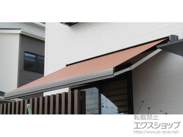 福岡県福津市のLIXIL リクシル（トステム）のオーニング・日よけ 彩風 あやかぜ S型 電動式（リモコン） 施工例
