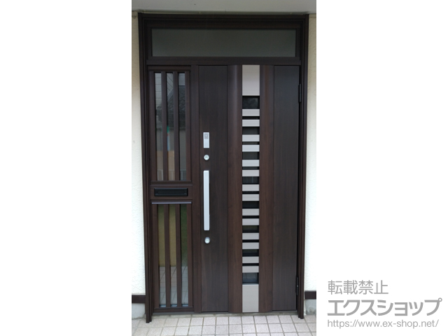 愛知県半田市のLIXIL リクシル（トステム）の玄関ドア リシェント玄関ドア3 断熱K4仕様 片袖飾り仕様(ランマ付)外観右吊元 G82型 ※タッチキー仕様(キー付リモコン)+下枠段差緩和材／スペーサーセット（1mm・3mm・5mm）／エントリーセット(タッ 施工例