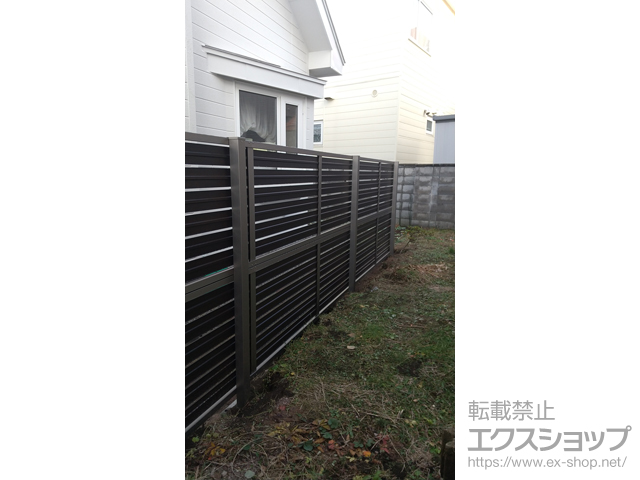北海道札幌市ののフェンス・柵 フェンスAB YS3型 横スリット3 アルミ多段柱仕様 木調カラー 施工例