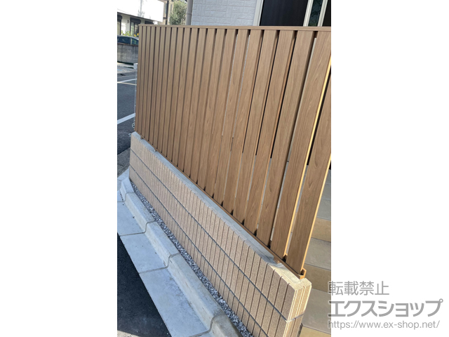 東京都国立市ののフェンス・柵 フェンスAA TS1型 縦スリット 木調カラー　フリーポールタイプ 施工例