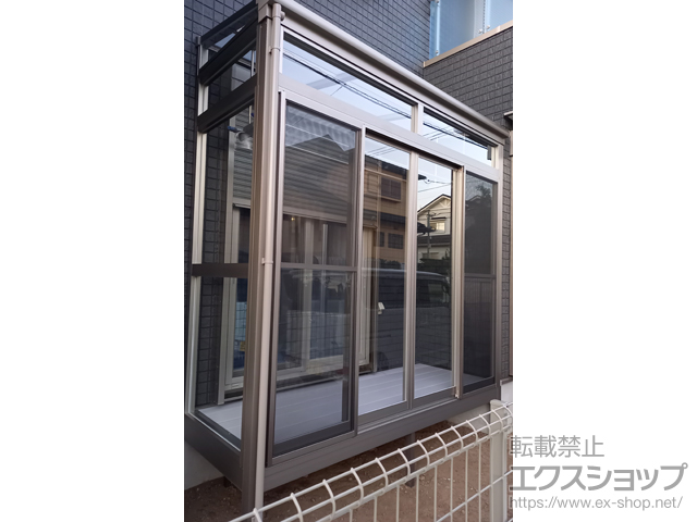 神奈川県海老名市ののテラス囲い・サンルーム サニージュ F型 床納まり ランマ付 積雪〜20cm対応 ※片袖納まり吊下げ物干しAセット 標準 2本入り・吊下げ物干し取付け桟×2／躯体水切り逃げ部材 施工例