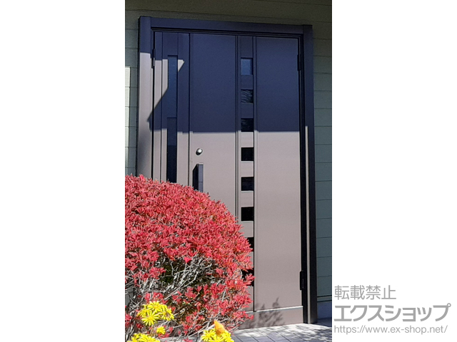 宮城県名取市のの玄関ドア リシェント玄関ドア3 断熱K2仕様 親子仕様(ランマ無)外観右吊元 M28型 ※手動仕様+下枠巾木（大）／下枠段差緩和材／スペーサーセット（1mm・3mm・5mm）／下枠フラット材／アルミ枠用ネジセッ 施工例