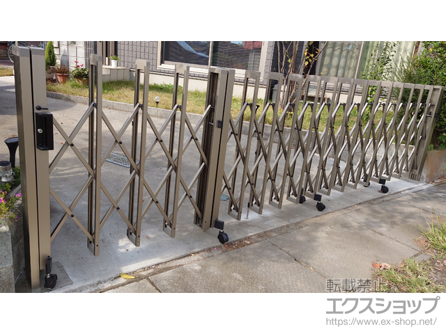 埼玉県越谷市ののカーゲート トリップゲートII 2型 スタンダード ノンレール 片開き親子 *49DO(12S+37T) 施工例