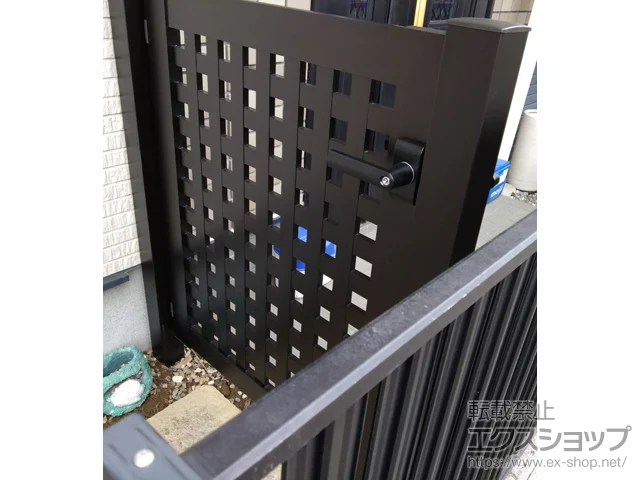 神奈川県横浜市のYKKAPの門扉 シンプレオ門扉11型 太井桁格子 片開き 門柱使用 施工例