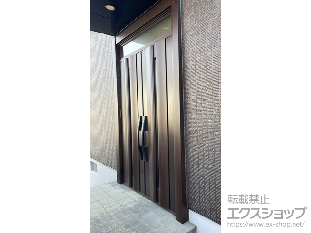 茨城県龍ケ崎市のLIXIL リクシル（トステム）の玄関ドア リシェント玄関ドア3 断熱K4仕様 両開き仕様(ランマ付)外観右吊元 G12型 ※タッチキー仕様(キー付リモコン) 施工例