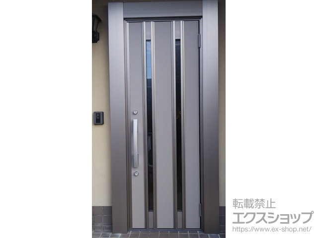 滋賀県長浜市のLIXIL リクシル（トステム）の玄関ドア リシェント玄関ドア3 断熱K4仕様 片開き仕様(ランマ無)外観右吊元 M24型 ※手動仕様+枠段差緩和材／スペーサーセット（1mm・3mm・5mm）／下枠フラット材／アルミ枠用ネジセット 施工例