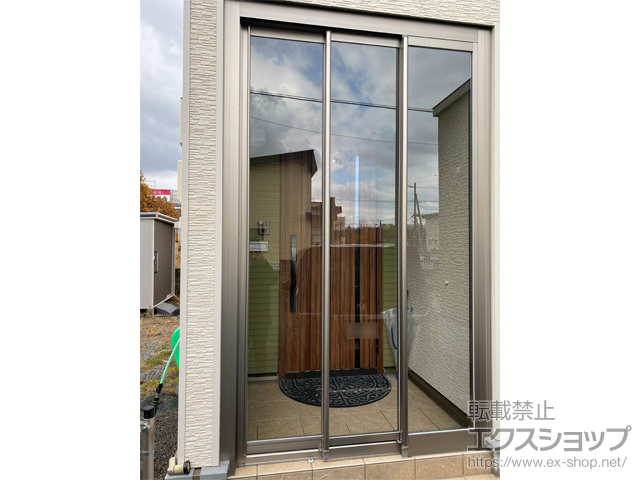 北海道石狩市のLIXIL リクシル（トステム）の風除室 ツインガードIII　Iタイプ 袖付2枚引 ランマ無 外観左可動 戸先錠なし 施工例
