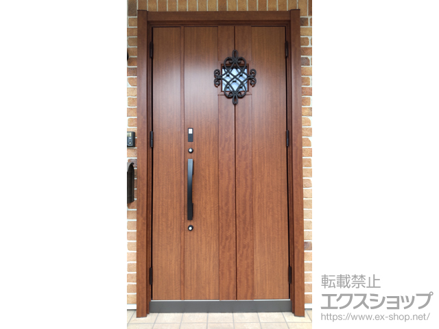 青森県弘前市のLIXIL リクシル（トステム）の玄関ドア リシェント玄関ドア3 断熱K2仕様 親子仕様(ランマ無)外観右吊元 D77型 ※タッチキー仕様(リモコンタイプ) 施工例