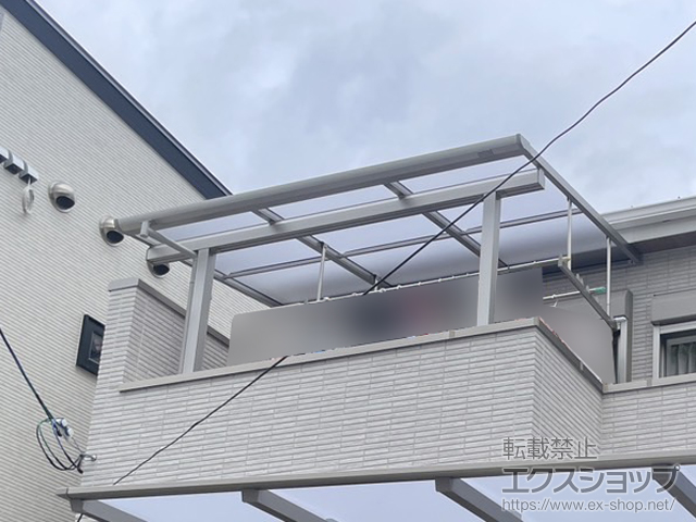 大阪府寝屋川市ののバルコニー・ベランダ屋根 ソラリア F型 屋根タイプ 単体 積雪〜20cm対応＋吊り下げ式固定物干し ワイド 施工例