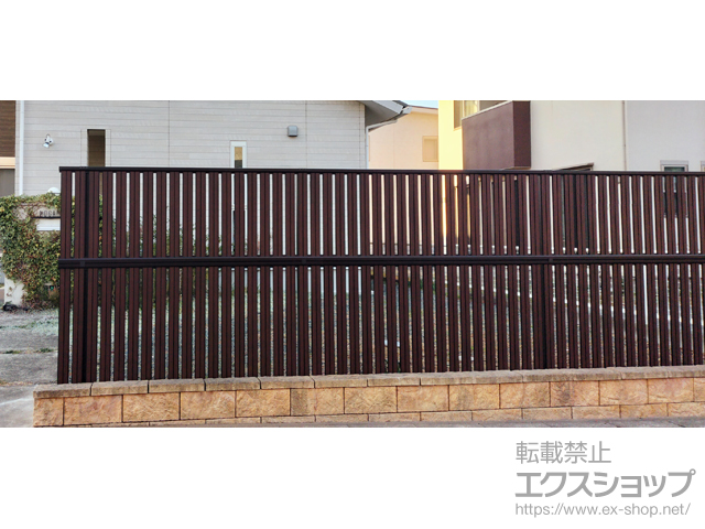 熊本県菊池郡大津町ののフェンス・柵 ルシアスフェンスF03型 たて半目隠し 木調カラー 2段支柱 自立建て用 施工例