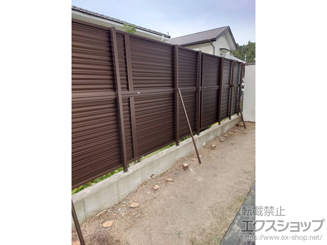 三重県伊賀市ののフェンス・柵 ミエーネフェンス 目隠しルーバータイプ 2段支柱 ブロック建て用（パネル2段） 施工例
