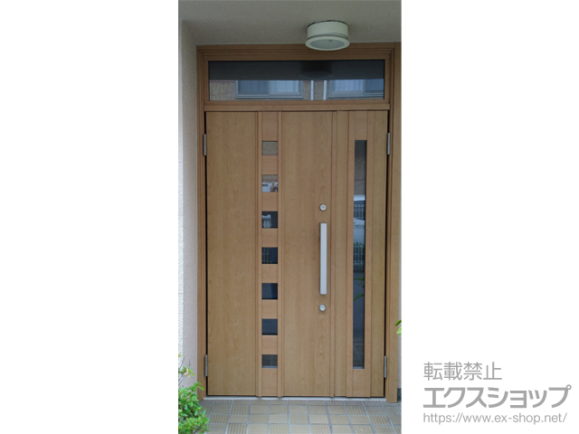 大阪府大阪市のLIXIL リクシル（トステム）の玄関ドア リシェント玄関ドア3 断熱K4仕様 親子仕様(ランマ付)外観左吊元 M28型 ※手動仕様 施工例