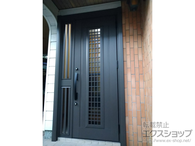 兵庫県明石市のLIXIL リクシル（トステム）の玄関ドア リシェント玄関ドア3 アルミ仕様 片袖飾り仕様(ランマ無)外観右吊元 C84N型 ※手動仕様 施工例