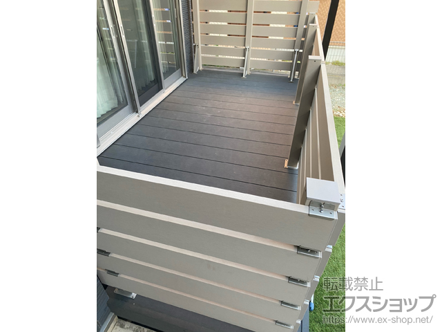 埼玉県越谷市ののウッドデッキ リウッドデッキ 200＋リウッドデッキフェンス3型＜横スリット＞ 施工例