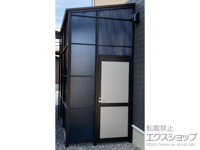 鳥取県倉吉市ののストックヤード ストックヤードII 片側ドア付きタイプ 積雪〜50?対応+ストックヤードII 用ガスケット（Ｕ字） ドア用+ソラリア用腰パネル（アルミ樹脂複合板）+水平式物干し 木造躯体用 施工例