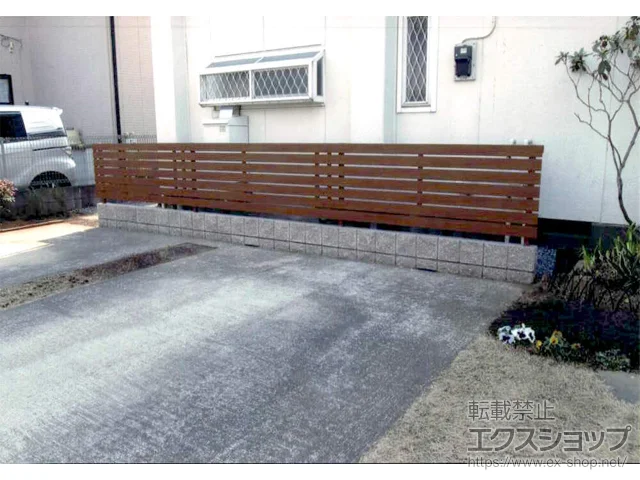 茨城県守谷市のYKKAPのフェンス ルシアスフェンスH02型 横板格子 木調カラー 自由柱施工 施工例