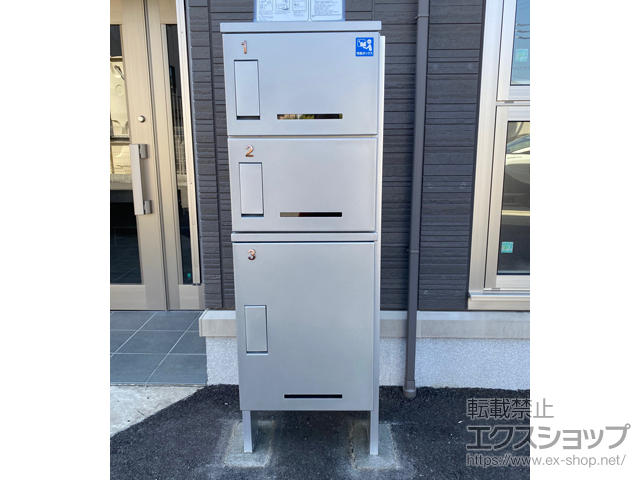 岐阜県各務原市のの機能門柱・ポスト 宅配ボックスRusuPo SHARE ボックス3段ポール設置タイプ 集合住宅向け 施工例