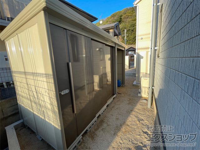 広島県竹原市のの物置・屋外倉庫 Mr.ストックマン プラスアルファ 一般型 結露減少型 4047×1590×2110（扉側幅2532）（TP-Z4015） TP-Z4015-B 施工例