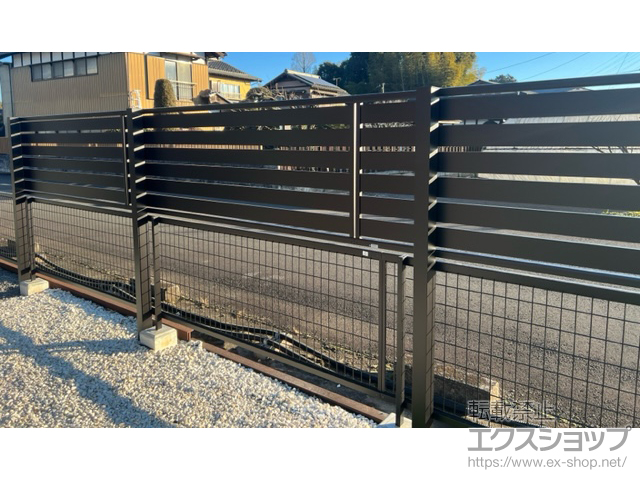茨城県常総市ののフェンス・柵 ルシアスフェンスF04型 横板 木調カラー 上段のみ設置 自立建て用 施工例