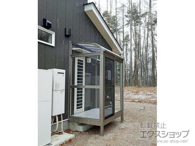 長野県茅野市のLIXIL リクシル（トステム）のテラス囲い・サンルーム サニージュ R型 床納まり ランマ無 積雪〜50cm対応 施工例