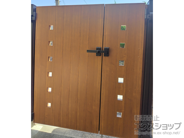大阪府大阪市のの門扉 ルシアス門扉K01型 小窓 両開き親子 木調カラー 門柱使用 施工例