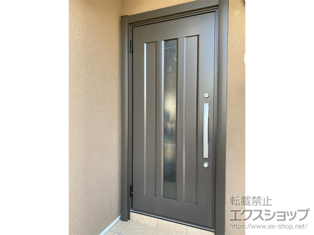 埼玉県草加市のLIXIL リクシル（トステム）の玄関ドア リシェント玄関ドア3 アルミ仕様 片開き仕様(ランマ無)外観左吊元 C12N型 ※手動仕様 施工例