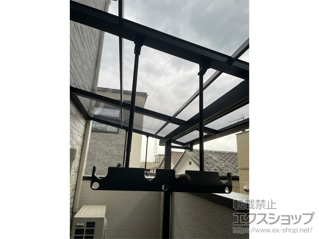 埼玉県さいたま市ののバルコニー・ベランダ屋根 スピーネ F型 屋根タイプ 単体 積雪〜20cm対応＋吊り下げ物干しAセット 施工例