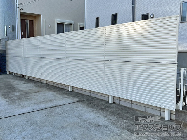 千葉県佐倉市ののフェンス・柵 ミエーネフェンス 目隠しルーバータイプ 2段支柱 自立建て用 施工例