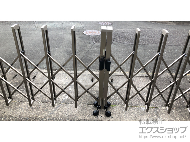 静岡県掛川市ののカーゲート トリップゲートII 1型 シンプル ノンレール 両開き 52W(26S+26M) 施工例