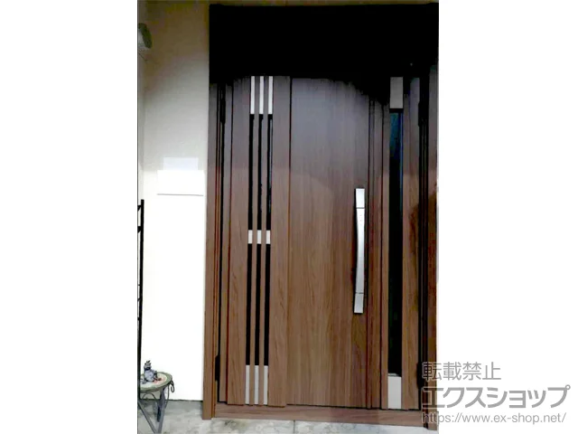 山形県天童市のLIXIL リクシル（トステム）の玄関ドア リシェント玄関ドア3 断熱K4仕様 親子仕様(ランマ付き)外観左吊元 M83型 ※FamiLock仕様 施工例