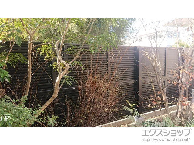 愛知県日進市のValue Selectのフェンス・柵・塀 ミエーネフェンス 目隠しルーバータイプ 2段支柱 自立建て用（パネル2段） 施工例
