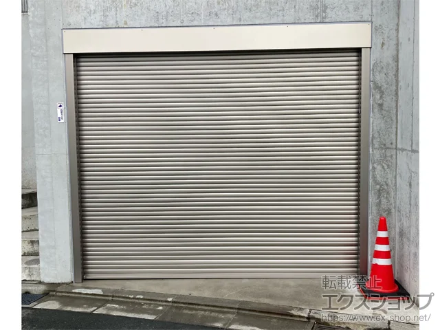 神奈川県横浜市のLIXIL リクシル（トステム）のガレージシャッター ガレージシャッタークワトロ 電動式 内部付タイプ ※外部停電時開閉機構 施工例
