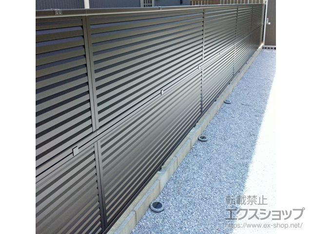 福岡県中間市ののフェンス・柵 ミエーネフェンス 目隠しルーバータイプ 2段支柱 ブロック建て用 施工例