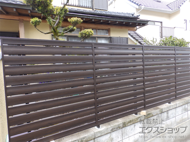 福岡県福岡市ののフェンス・柵 フェンスAA YS1型 横スリット ゆらぎ 木調カラー　フリーポールタイプ 施工例