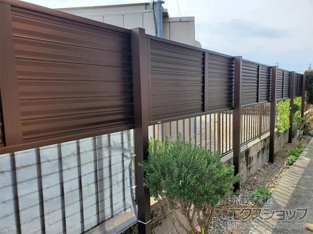 静岡県袋井市のValue Selectのフェンス・柵・塀 ミエーネ目隠しルーバーフェンス 上段のみ設置 自立建て用 施工例
