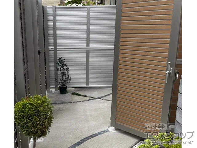新潟県新潟市のYKKAPの門扉 ルシアス門扉W08型 横目地 片開き 複合カラー 高尺タイプ 施工例