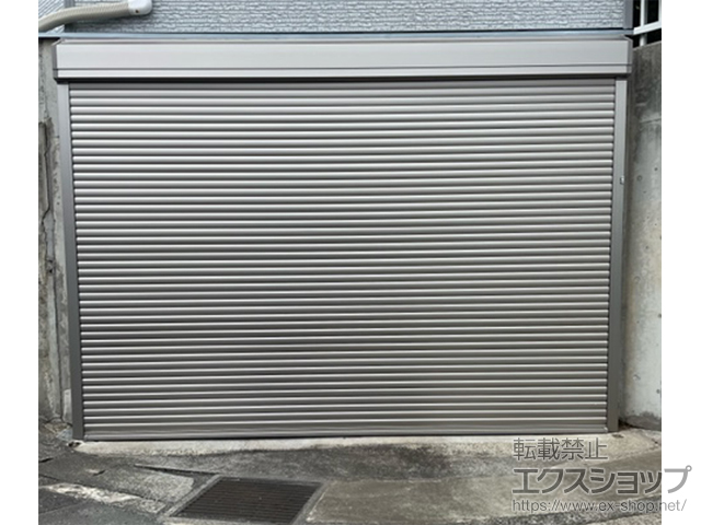 神奈川県横浜市のLIXIL リクシル（トステム）のガレージシャッター ガレージシャッタークワトロ 電動式 外部付タイプ ※外部停電時開閉機構 施工例