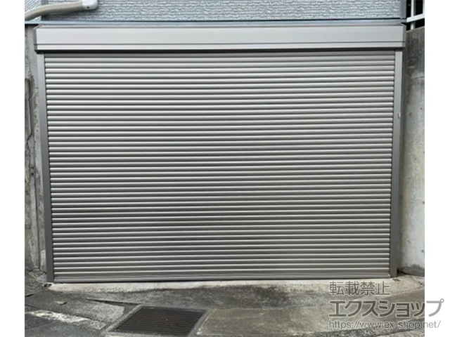 神奈川県横浜市のLIXIL(トステム)のガレージシャッター ガレージシャッタークワトロ 電動式 外部付タイプ ※外部停電時開閉機構 施工例