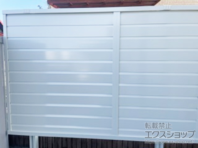 群馬県高崎市ののフェンス・柵 フェンスAB YL2型 横ルーバー2 上段のみ設置 アルミ多段柱仕様 施工例