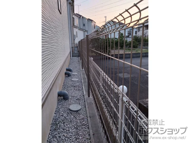 埼玉県新座市のLIXIL(リクシル)のフェンス・柵・塀 ハイグリッドフェンスUF8型　フリーポールタイプ 施工例