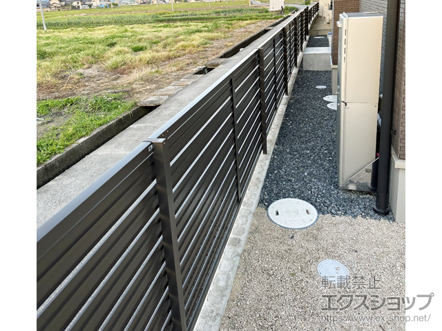 岡山県総社市ののフェンス・柵 モクハイフェンス アルミ色タイプ フリーポールタイプ 施工例