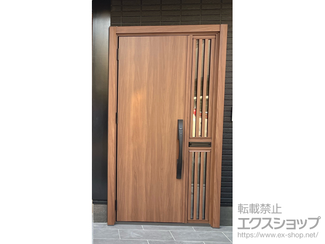 大阪府大阪市のLIXIL リクシル（トステム）の玄関ドア リシェント玄関ドア3 断熱K4仕様 片袖飾り仕様(ランマ無)外観左吊元 M17型 ※FamiLock仕様 施工例