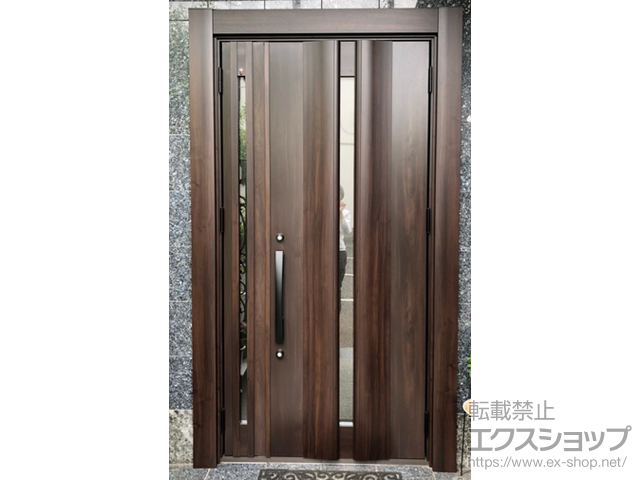 東京都北区のLIXIL リクシル（トステム）の玄関ドア リシェント玄関ドア3 断熱K4仕様 親子仕様(ランマ無)外観右吊元 G12型 ※手動仕様+下枠巾木（小）／スペーサーセット（1mm・3mm・5mm）／下枠段差緩和材（ステンレス） 施工例