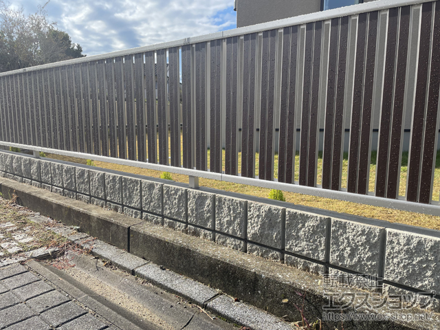 兵庫県小野市ののフェンス・柵 ルシアスフェンスF03型 たて半目隠し 複合色 自由柱施工 施工例