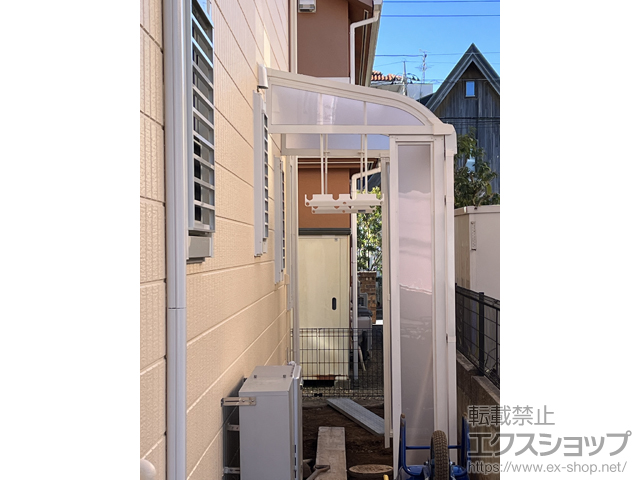 千葉県千葉市ののストックヤード スピーネストックヤードR型 パネルタイプ 袖壁仕様 積雪〜20ｃｍ対応+スピーネストックヤード用吊下げ物干しAセット 標準2本入り×1セット 施工例