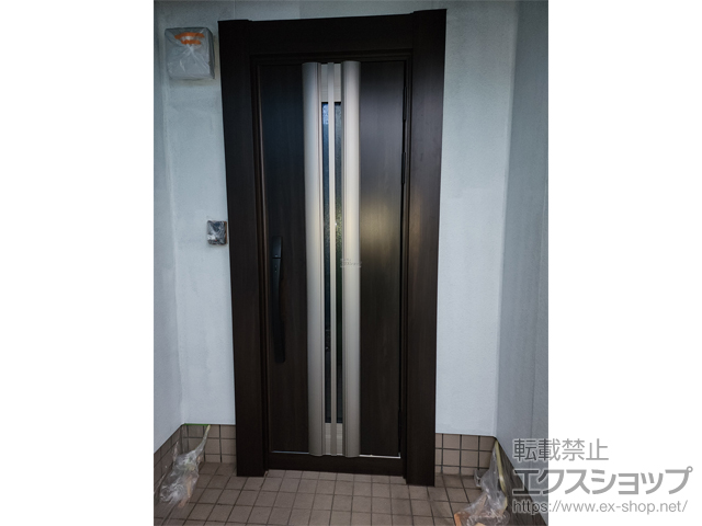 岩手県北上市のLIXIL リクシル（トステム）の玄関ドア リシェント玄関ドア3 13N型 高断熱仕様 片開き仕様(ランマ無)外観右吊元 ※FamiLock仕様 施工例