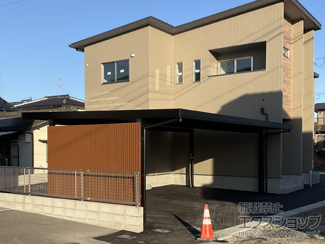 熊本県熊本市ののカーポート ジーポートPro 積雪30cm対応 3台用 4本柱+スクリーンパネル2型(たて格子)　外観左側設置 施工例