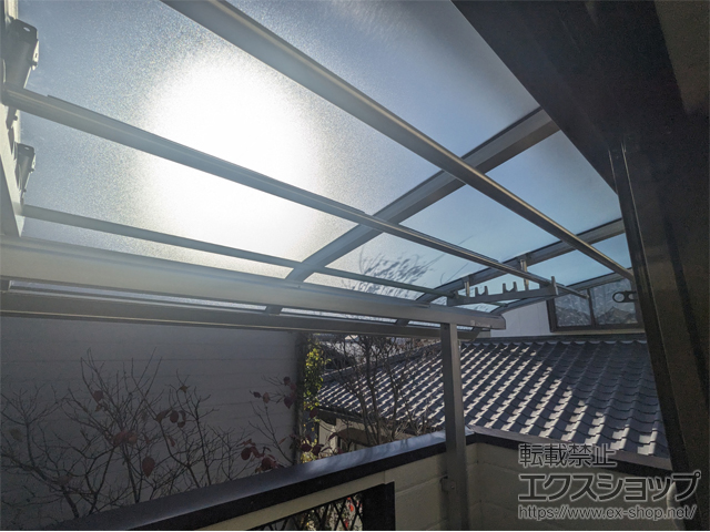 埼玉県上尾市ののバルコニー・ベランダ屋根 ソラリア R型 屋根タイプ 単体 積雪〜20cm対応+ 吊り下げ式固定物干し 施工例